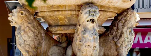 Morosini Lions Fountain in Heraklion city center, luggage storage for tourists in Crete